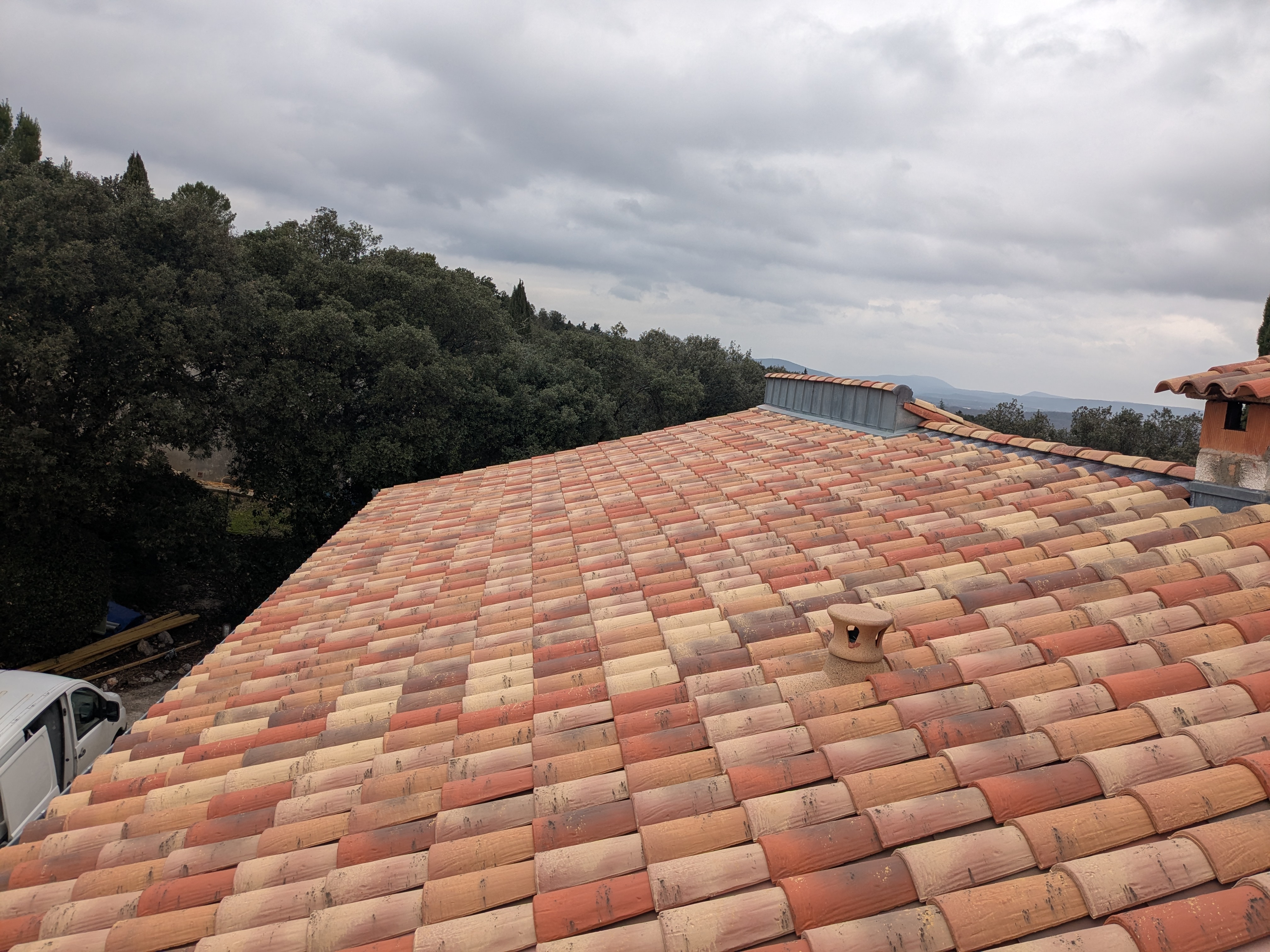 Toiture après démoussage et traitement hydrofuge — MHP Toiture Hérault