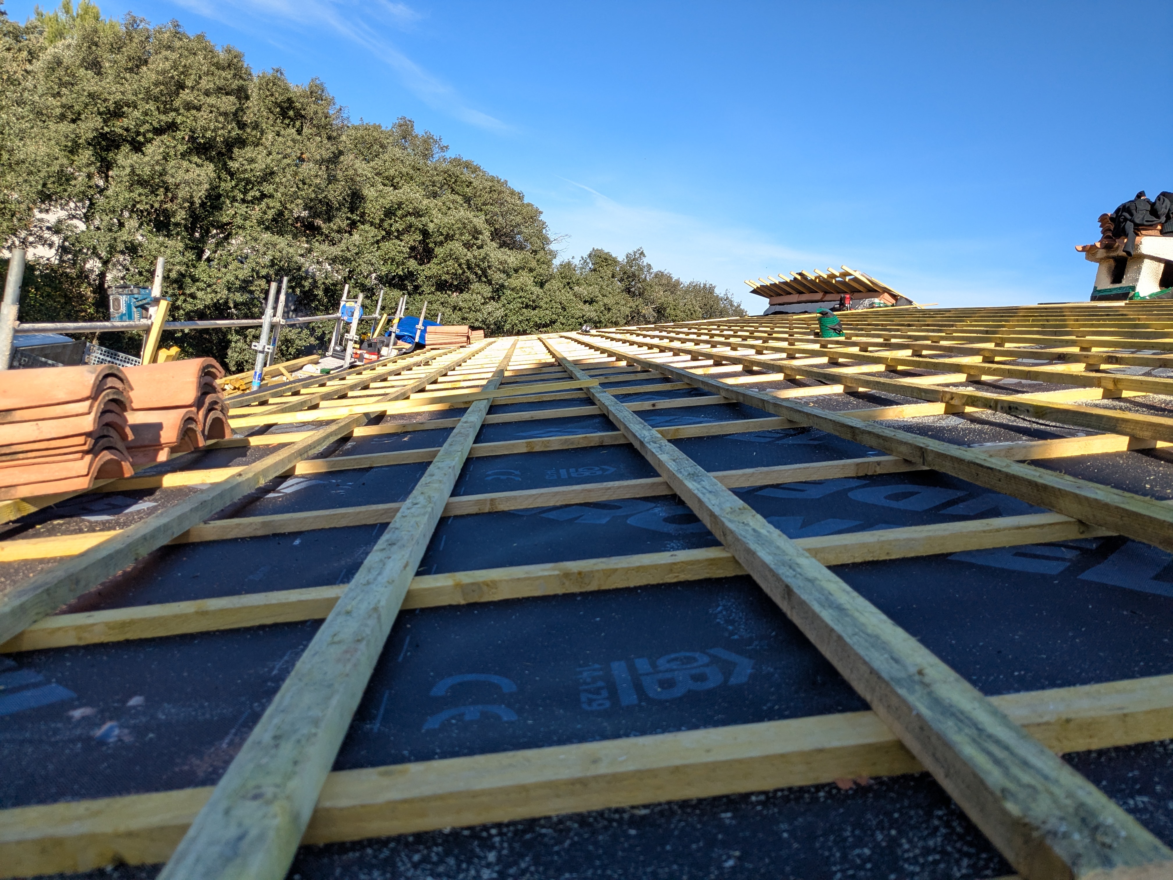 Pose lattis bois avant couverture — chantier MHP Toiture Hérault Sète