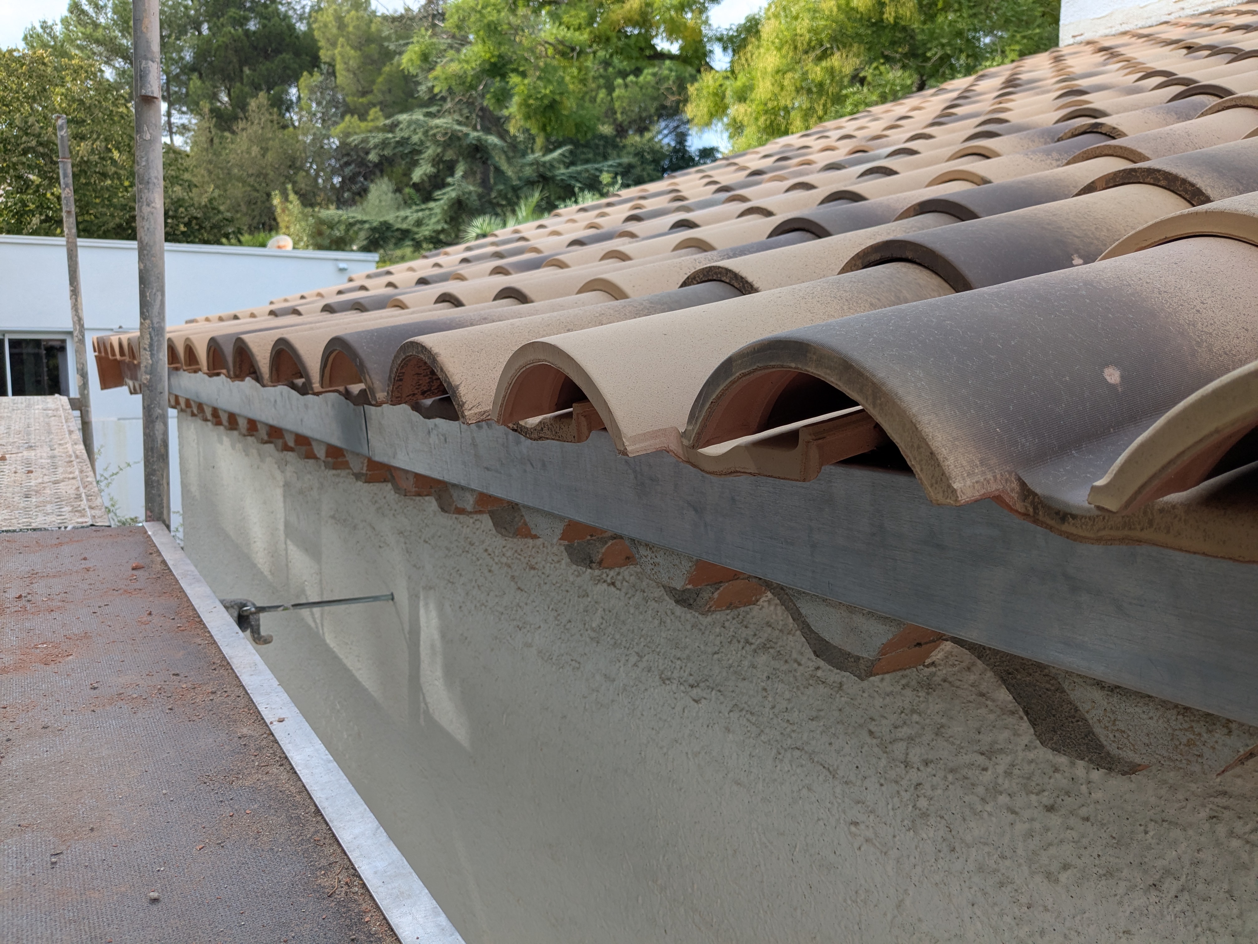 Détail rive de toit tuiles canal et bavette zinc — MHP Toiture Hérault