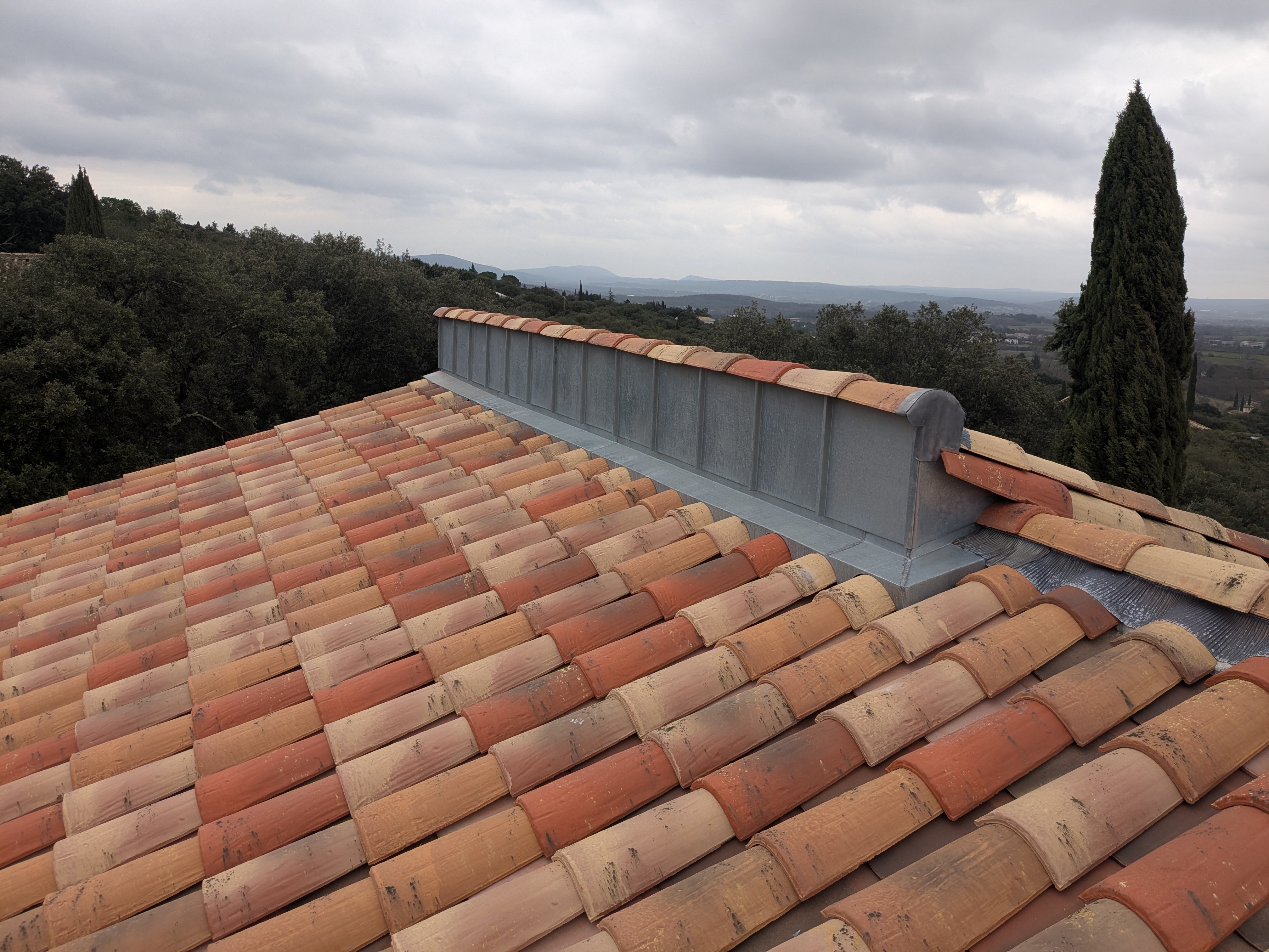 Toiture tuiles canal après rénovation complète — MHP Toiture Hérault