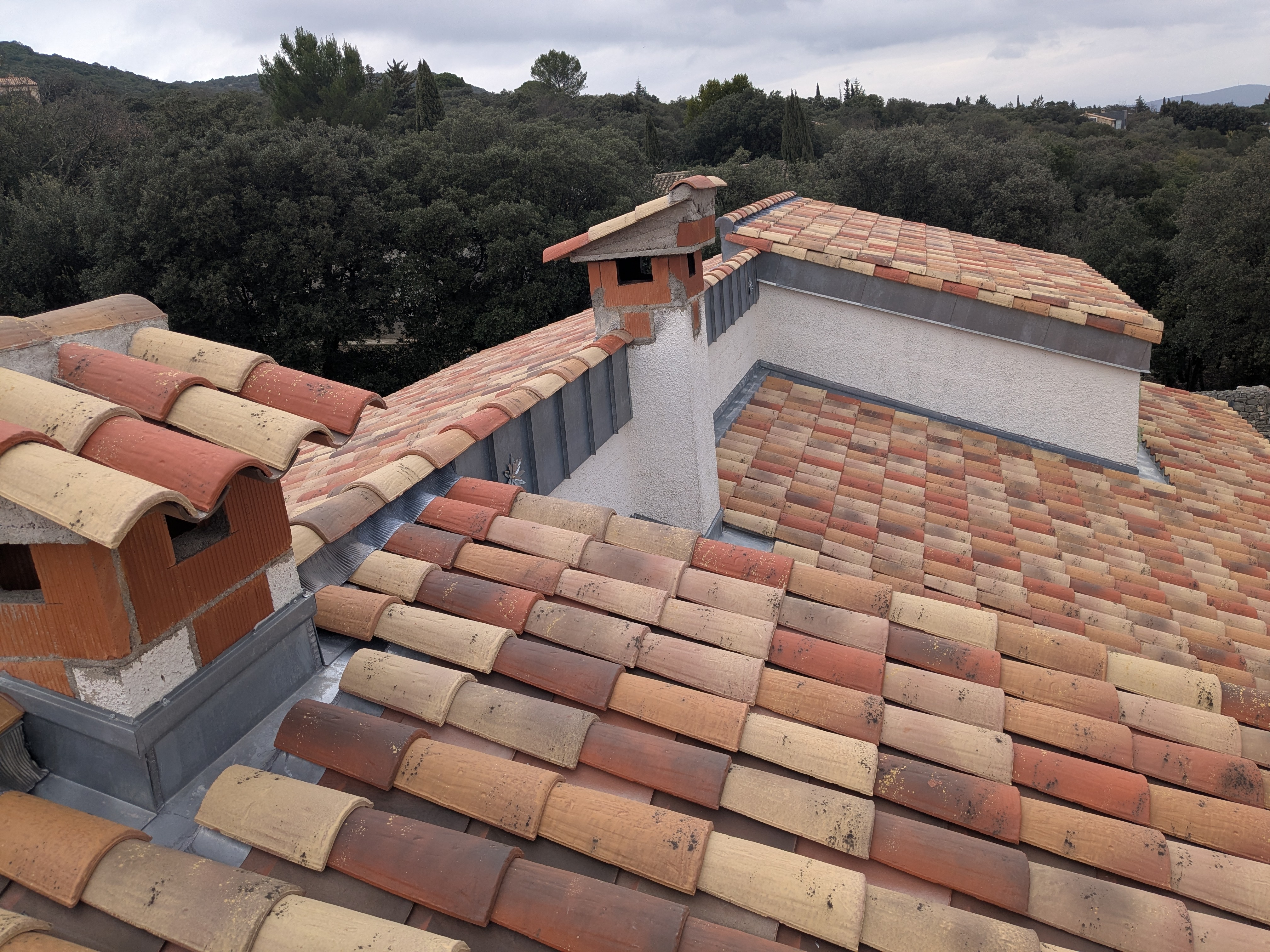 Vue panoramique toiture tuiles canal villa Hérault — MHP Toiture