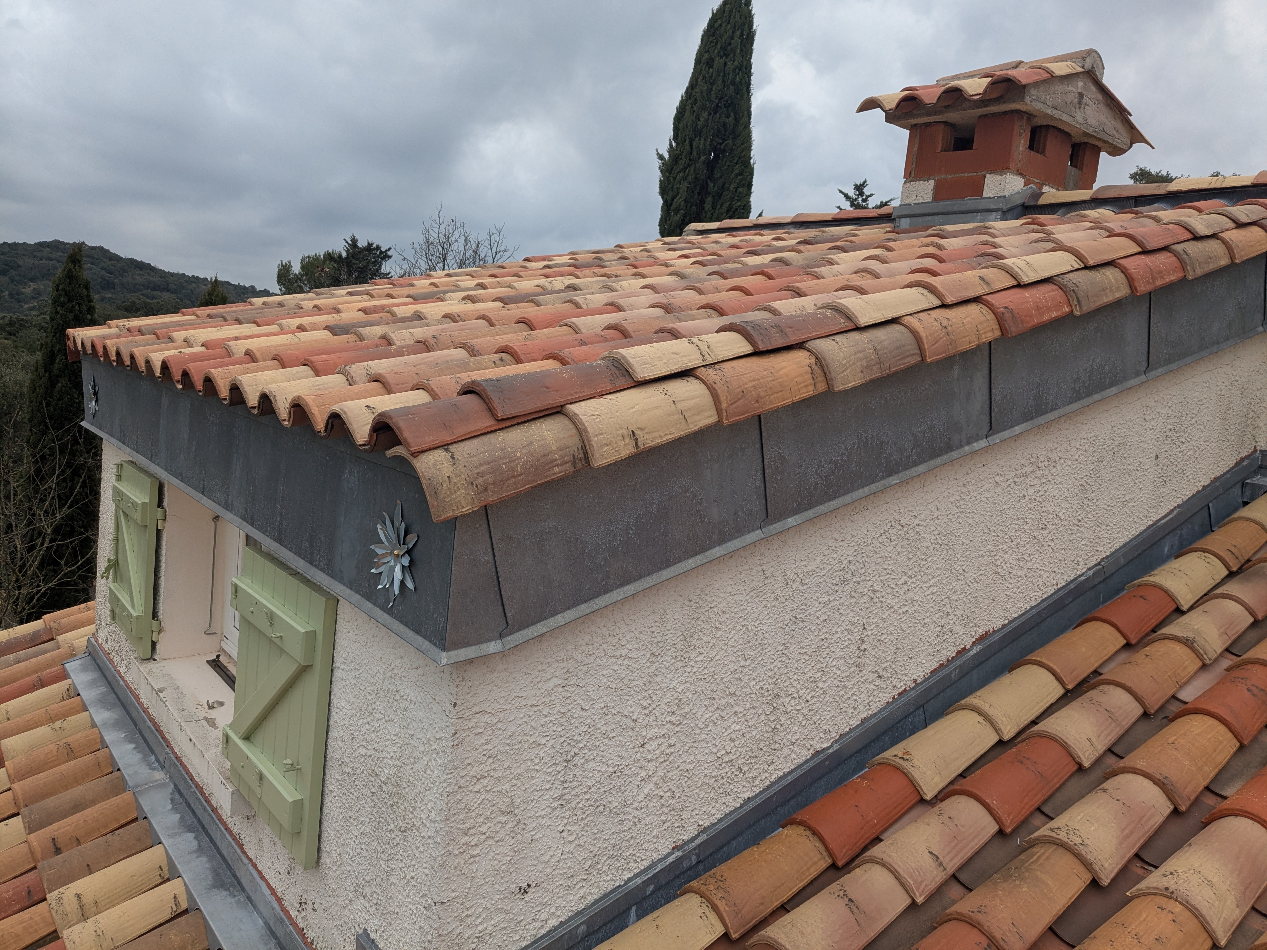 Vue d'ensemble toiture tuiles canal rénovée avec zinguerie — MHP Toiture Hérault