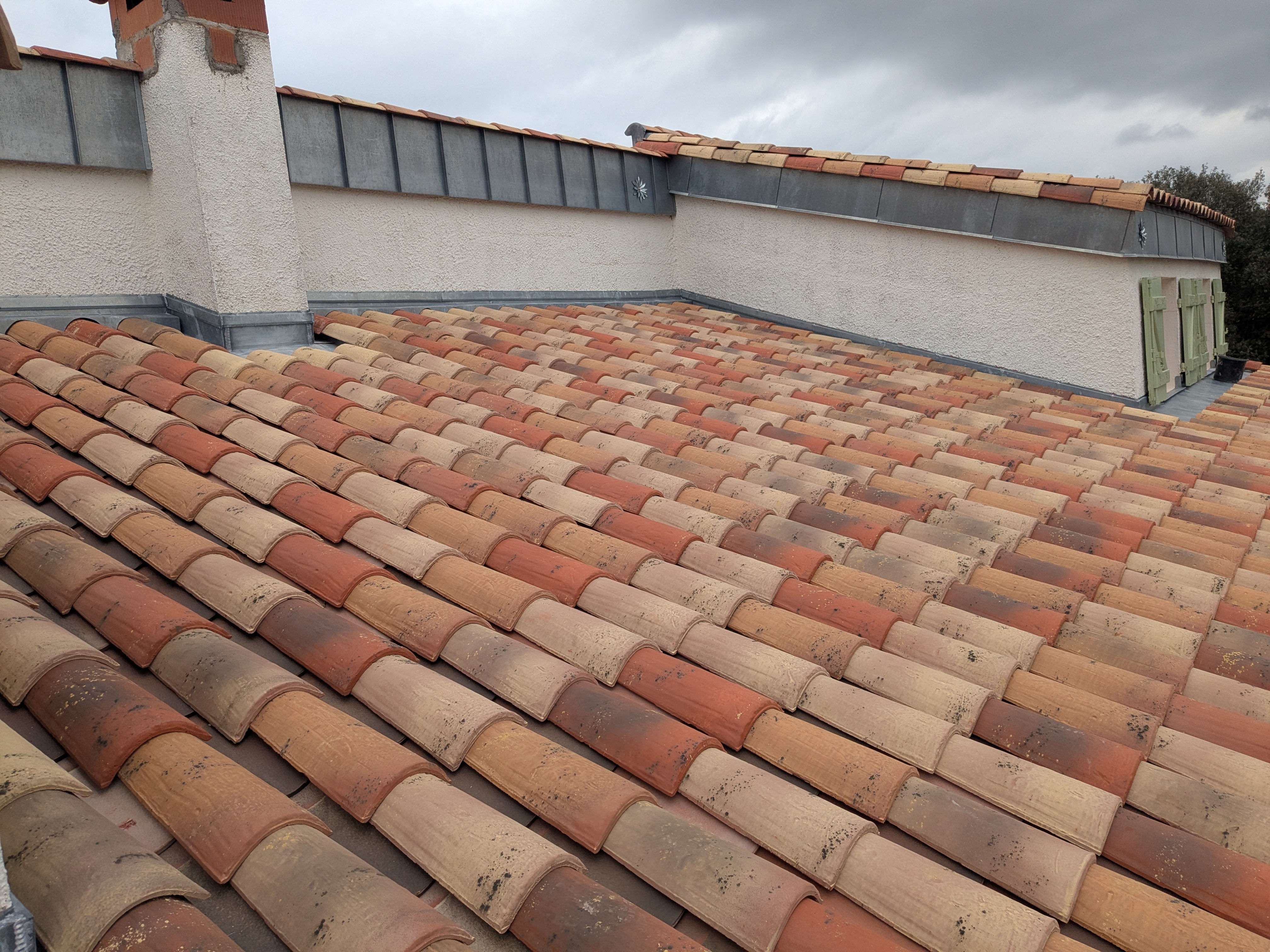 Détail toiture tuiles canal finition et rive zinc — MHP Toiture Hérault